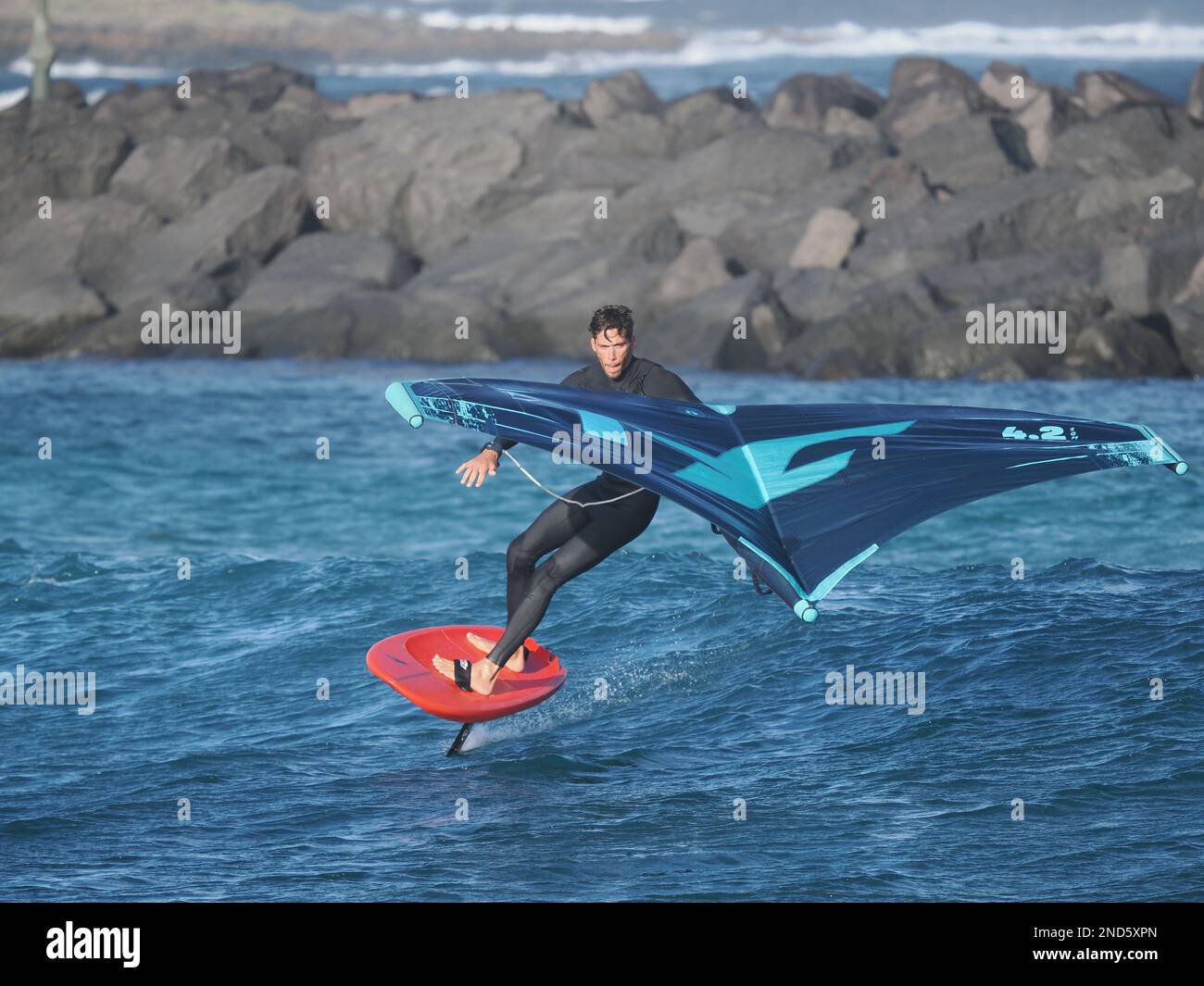 La fovata delle ali è uno sport relativamente nuovo, e i venti e le onde di Costa Teguise sono ideali per la gente del posto e i turisti. Foto Stock