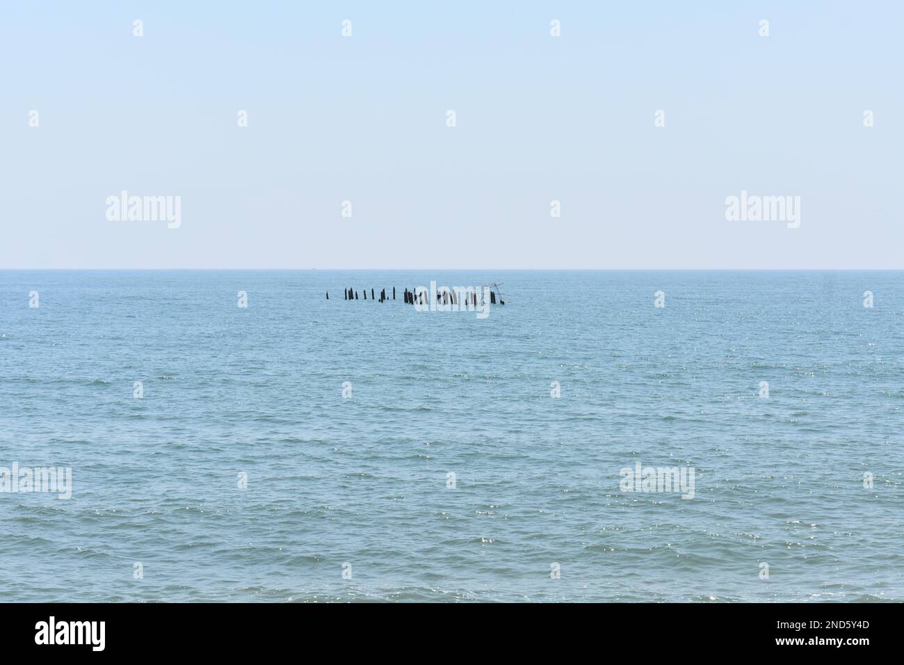 Baia del Bengala e un vecchio molo abbandonato a Pondicherry . Foto Stock