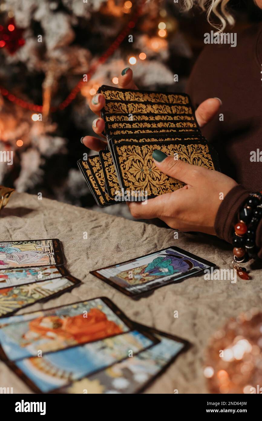 donna mette fuori carte magiche su un tavolo a lume di candela. divinazione, predizione. Foto di alta qualità Foto Stock