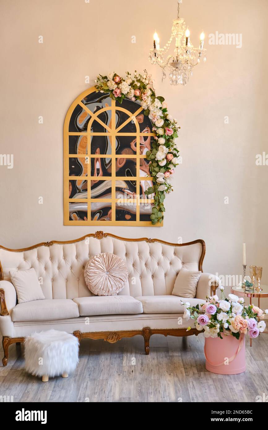 Motivi e texture cuscini beige sul divano del soggiorno Foto stock - Alamy