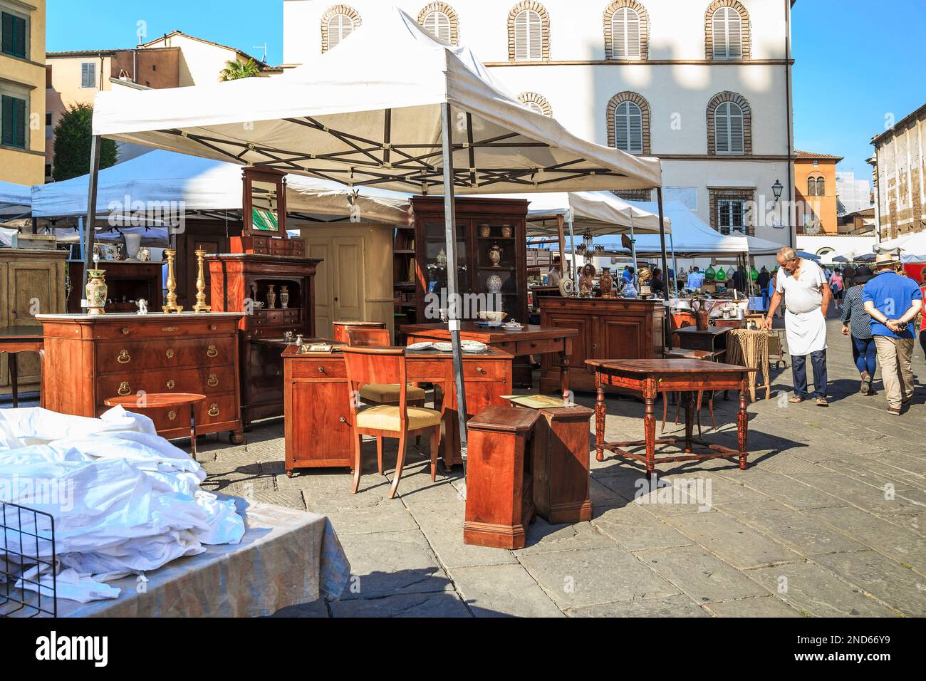LUCCA, ITALIA - 16 SETTEMBRE 2019: Questo è il mercato delle pulci domenicale in Piazza San Martino. Foto Stock