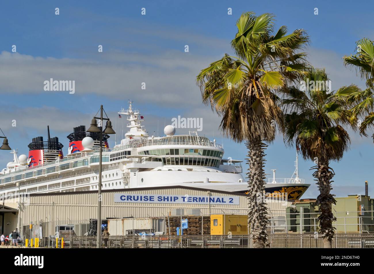 Galveston, Texas - febbraio 2023: La nave da crociera Disney è ormeggiata al terminal 2 delle navi da crociera nel porto della città Foto Stock