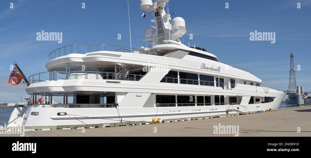 Galveston, Texas - Febbraio 2023: Vista panoramica del lussuoso superyacht Boardwalk di proprietà del miliardario di Houston Tilman Fertitta. Possiede un ristorante Foto Stock