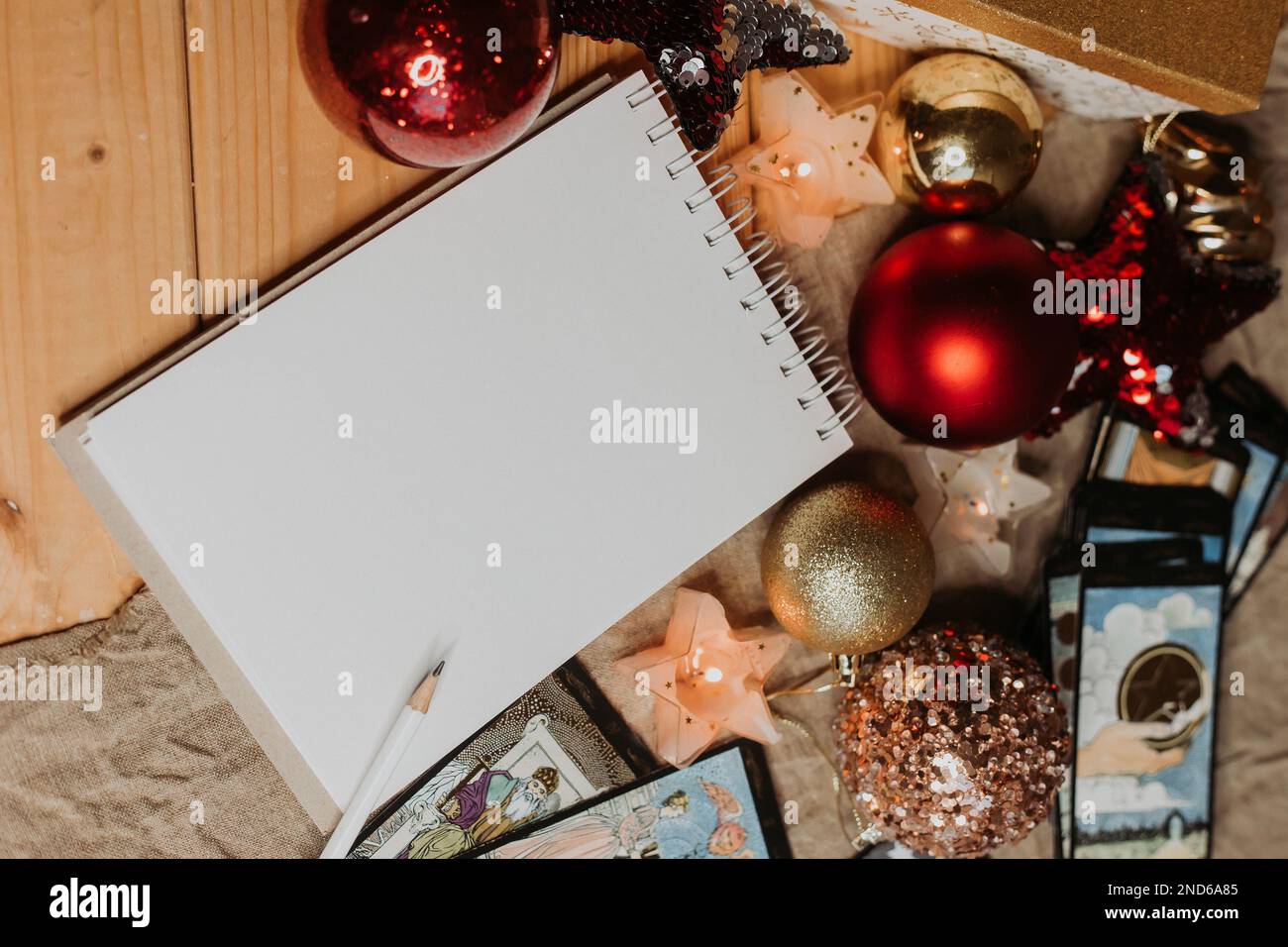 Carte tar magiche, un taccuino vuoto, matita e palle di Natale sono sul tavolo. vista dall'alto. Foto di alta qualità Foto Stock