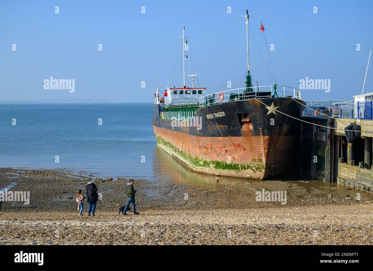 Whitstable, Kent, Inghilterra, Regno Unito. Nave da carico 'River Trader' (1989 - 794 tonnellate) ormeggiata presso la spiaggia Foto Stock