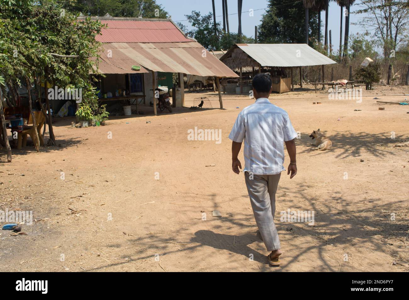 Una vista della casa di Chea Bunly con capanna di allevamento di pollo sullo sfondo. Foto Stock