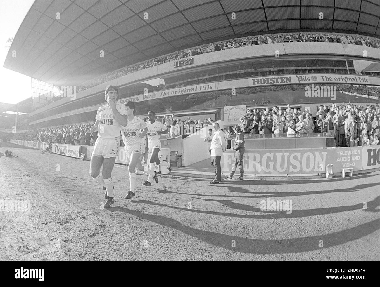 Gary Mabbutt (THFC) conduce i giocatori in campo Tottenham contro West Ham United Foto Stock