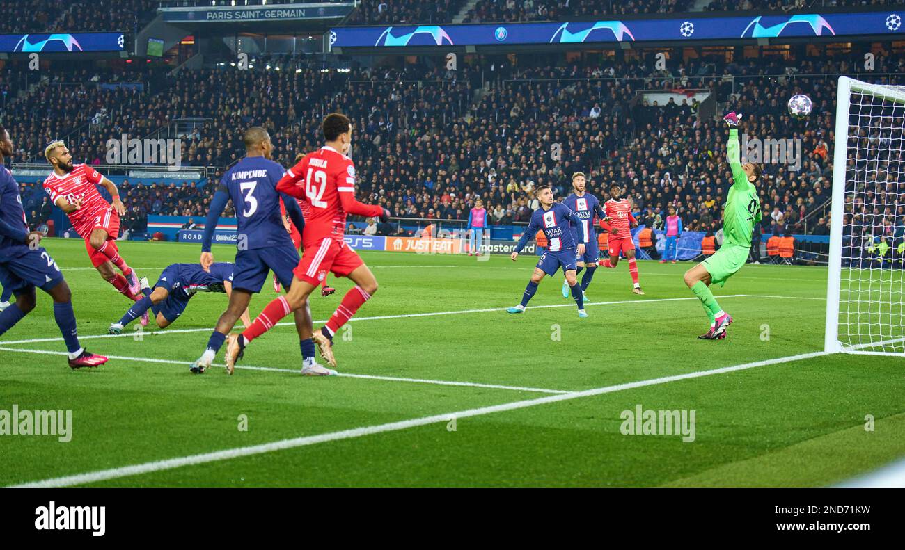 Gianluigi DONNARUMMA, portiere PSG 99 difende contro Eric MAXIM CHOUPO-MOTING (FCB 13) nell'ottava finale di Parigi SG - FC BAYERN MUENCHEN 0-1 di calcio UEFA Champions League, partita nella stagione 2022/2023 a Parigi, 14 febbraio 2022. Achtelfinale, FCB, Monaco di Baviera, PSG © Peter Schatz / Alamy Live News Foto Stock