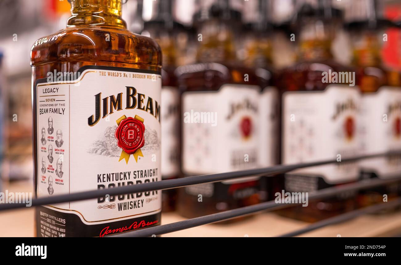 Bottiglie di whiskey nel supermercato Foto Stock