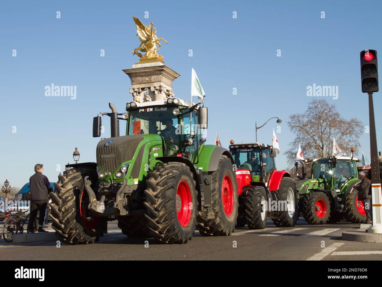 Processione dei trattori a Pont Alexander, Parigi, protesta contro il governo francese, 8th febbraio 2023 Foto Stock
