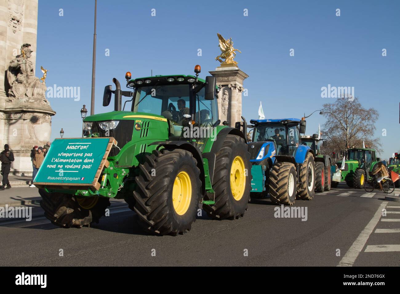 Processione dei trattori a Pont Alexander, Parigi, protesta contro il governo francese, 8th febbraio 2023 Foto Stock