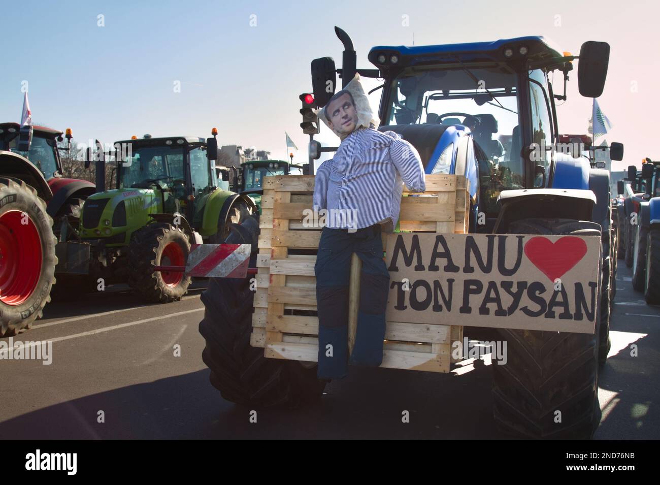 A Mannequin, cavecrow of Emmanuel Macron, presidente francese fissato alla parte anteriore di un trattore durante la protesta degli agricoltori francesi contro il governo francese, Parigi, 8th febbraio 2023 Foto Stock