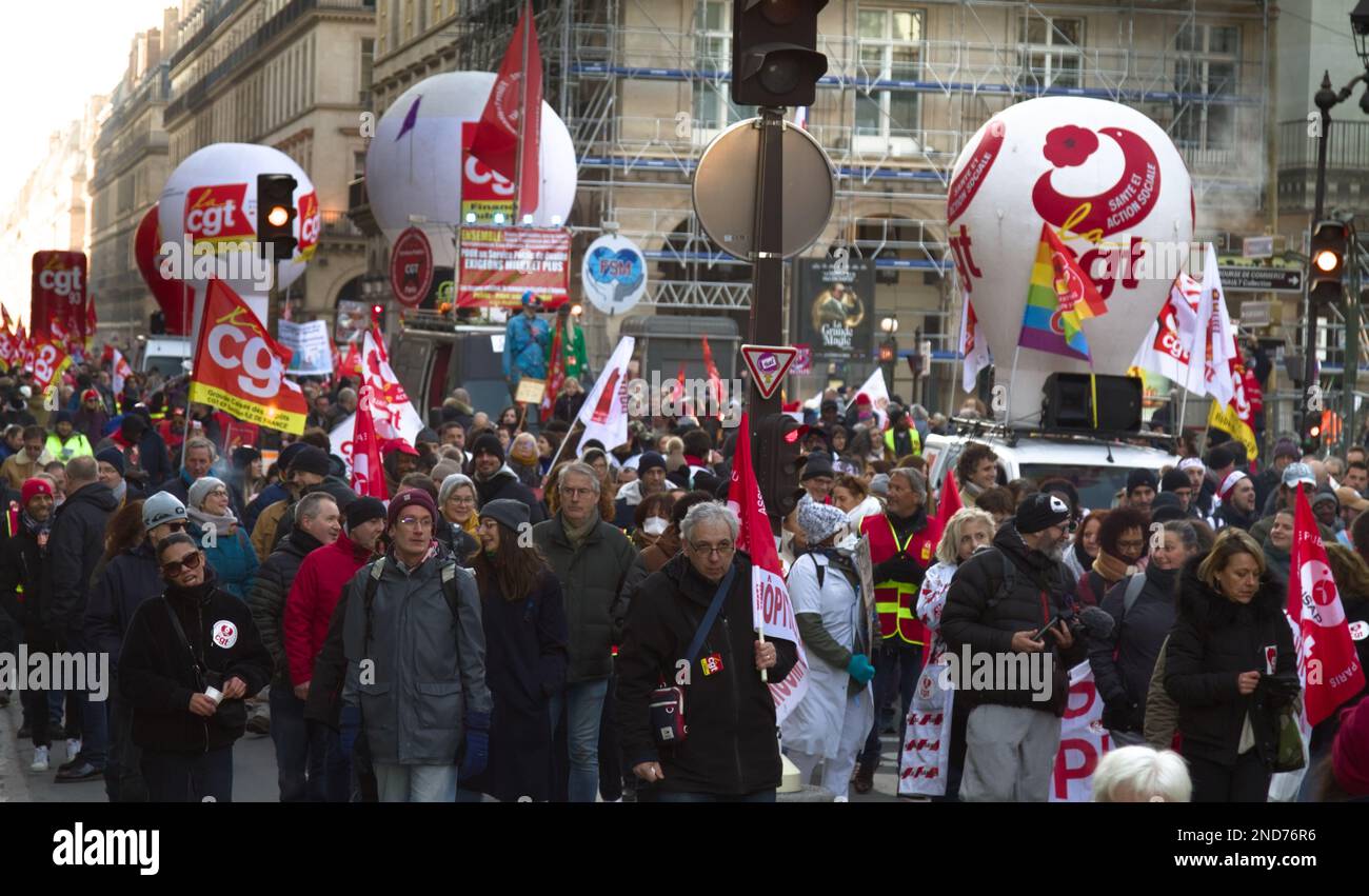 Protesta di massa dei lavoratori francesi contro l'innalzamento dell'età pensionabile, Parigi, Francia, 7th febbraio 2023 Foto Stock