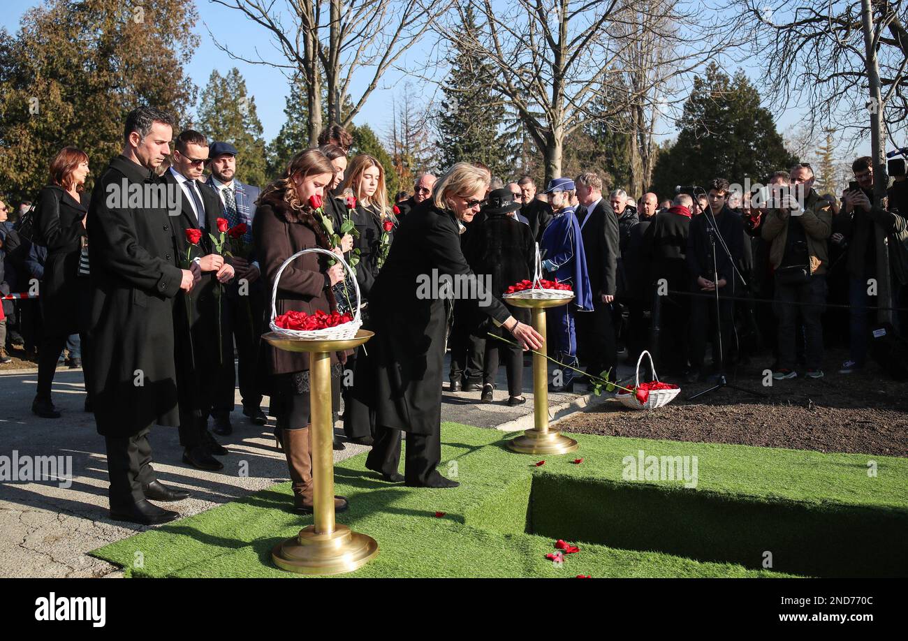 I funerali di Miroslav Ciro Blazevic, allenatore di calcio ed ex allenatore capo della nazionale croata al cimitero Mirogoj di Zagabria, Croazia il 15 febbraio 2023. Foto: Matija Habljak/PIXSELL Foto Stock