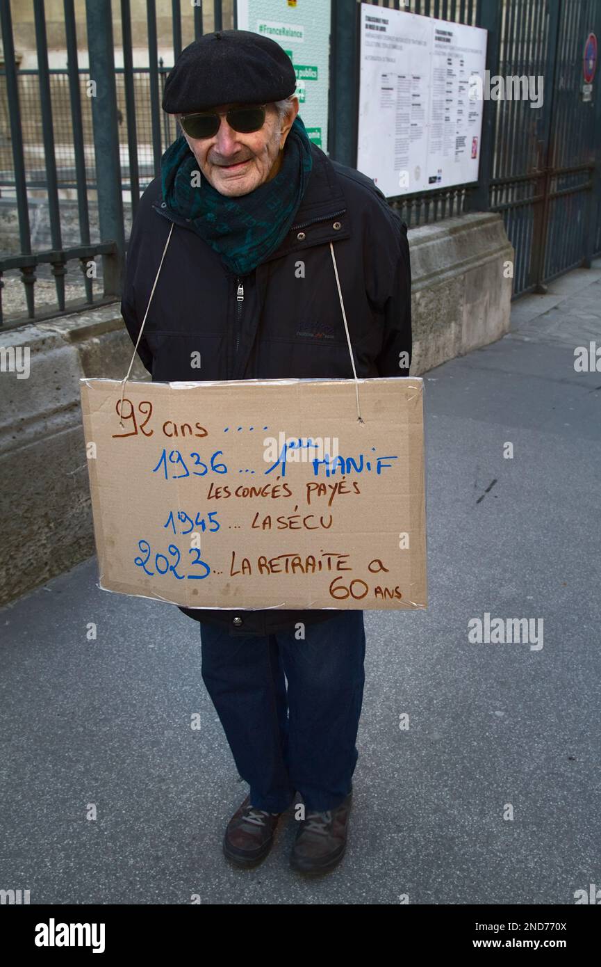 L'anziano uomo francese a Beret indossando Un segnaposto protesta contro il governo francese che eleva l'età pensionabile, Parigi, 7th febbraio 2023 Foto Stock
