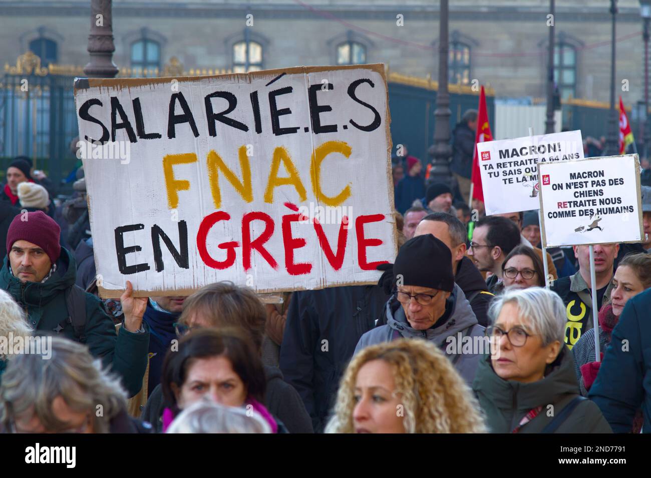 Lavoratori francesi che marciano per protestare contro il governo francese che rinunci all'età pensionabile, Parigi Francia, 7th febbraio 2023 Foto Stock