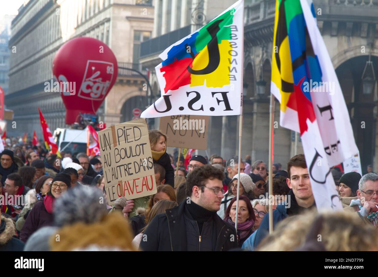 Lavoratori francesi che marciano per protestare contro il governo francese che rinunci all'età pensionabile, Parigi Francia, 7th febbraio 2023 Foto Stock