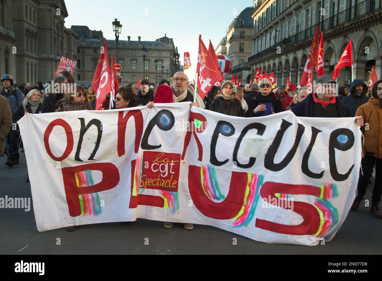 Gruppo di manifestanti francesi che tiene una bandiera contro la raccolta della pensione Byt il governo francese, Parigi Francia, 7th febbraio 2023 Foto Stock