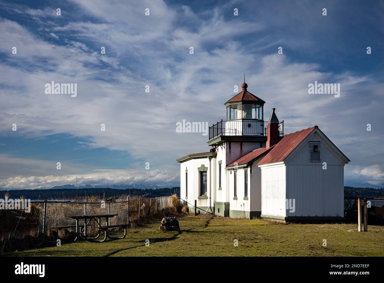 WA22965-00...WASHINGTON - Faro di West Point, situato nel Discovery Park di Seattle, all'estremità nord di Elliott Bay. Foto Stock