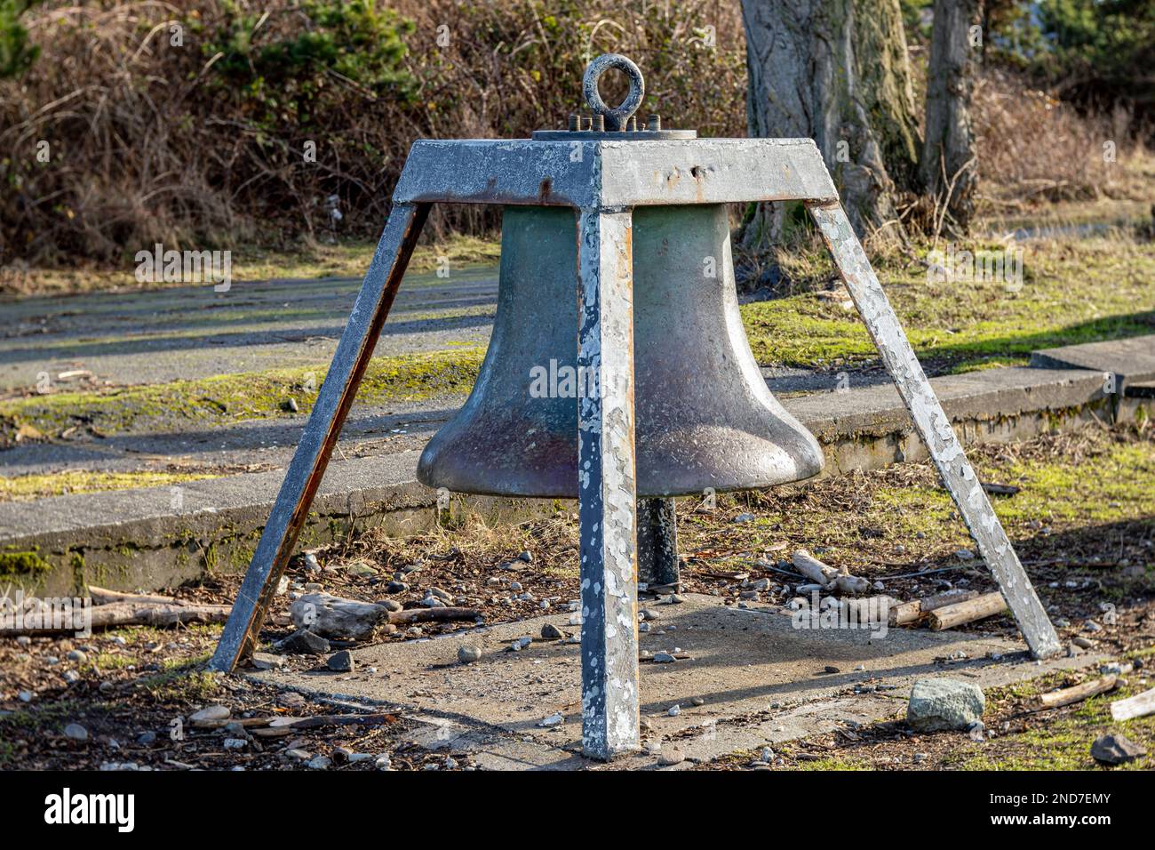 WA22967-00...WASHINGTON - Antica, ben usata, campana in mostra al West Point Lighthouse nel Discovery Park di Seattle. Foto Stock