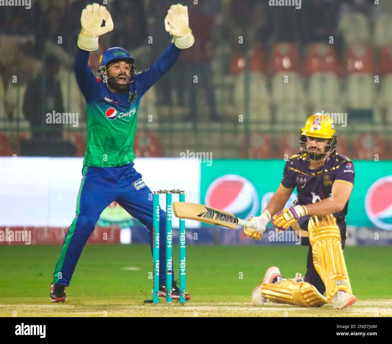 I giocatori sono in azione durante la partita della Super League del Pakistan (PSL- 8) T20 League tra i giocatori di Quetta Gladiators e Multan Sultans, al Multan Cricket Stadium mercoledì 15 febbraio 2023. Foto Stock