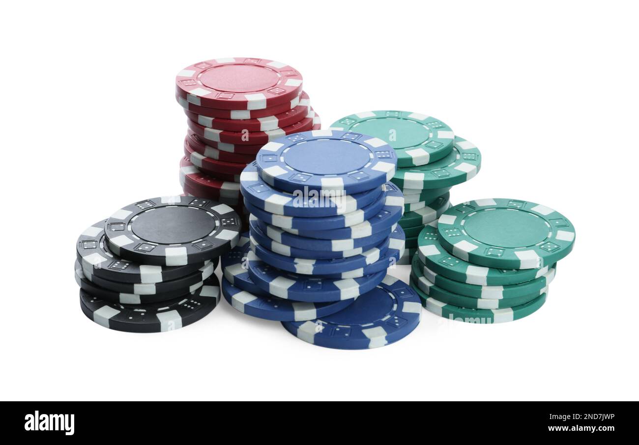Chip di plastica da casinò impilati su sfondo bianco. Gioco di poker Foto Stock