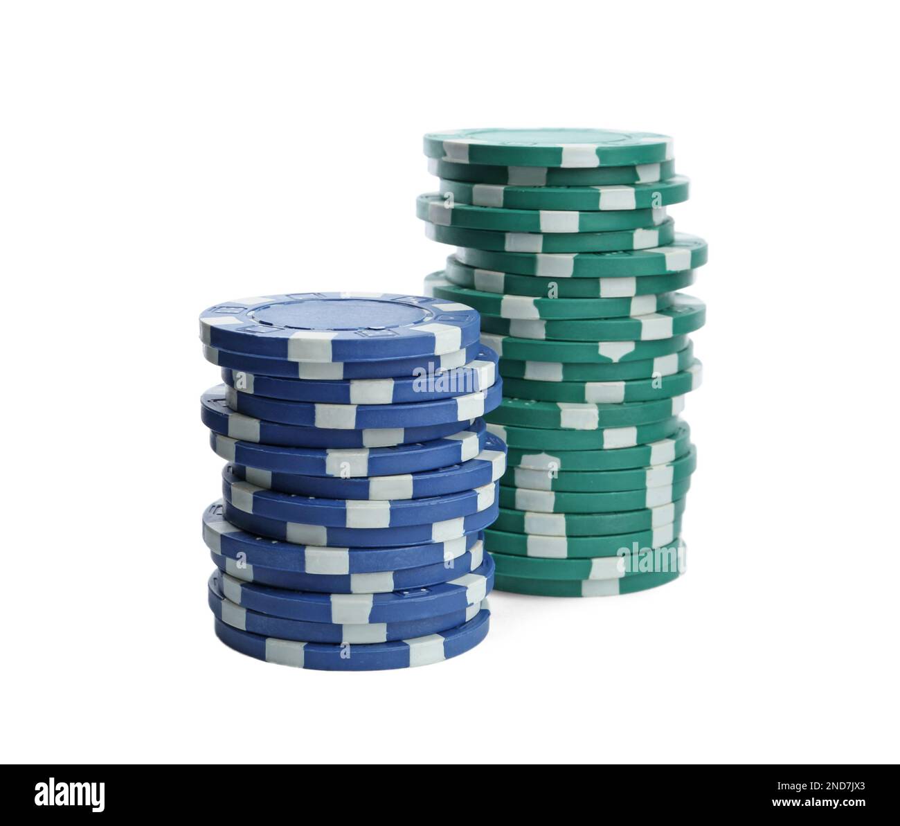 Chip di plastica da casinò impilati su sfondo bianco. Gioco di poker Foto Stock