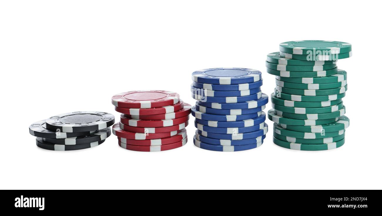 Chip di plastica da casinò impilati su sfondo bianco. Gioco di poker Foto Stock