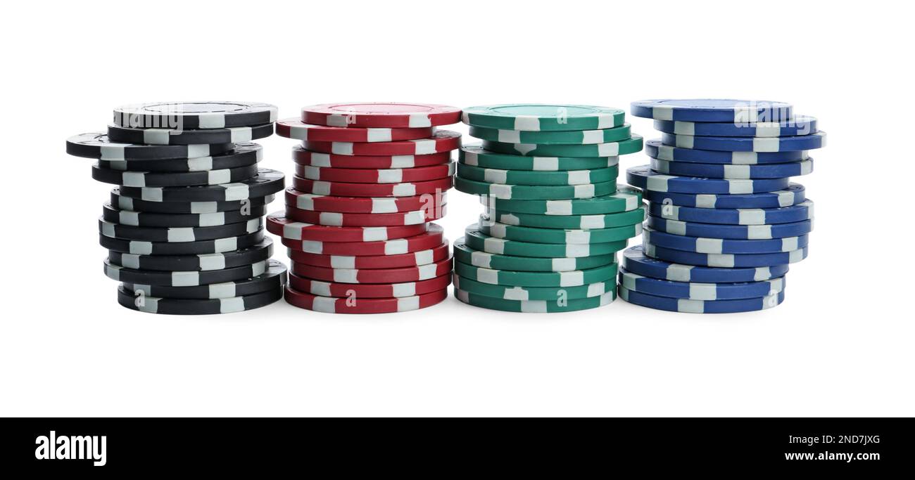 Chip di plastica da casinò impilati su sfondo bianco. Gioco di poker Foto Stock