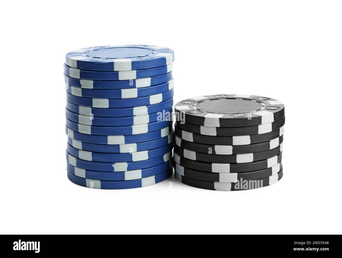 Chip di plastica da casinò impilati su sfondo bianco. Gioco di poker Foto Stock