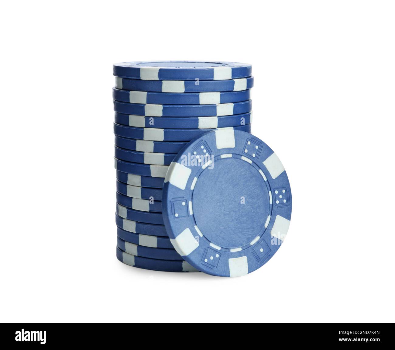 Chip blu da casinò impilati su sfondo bianco. Gioco di poker Foto Stock