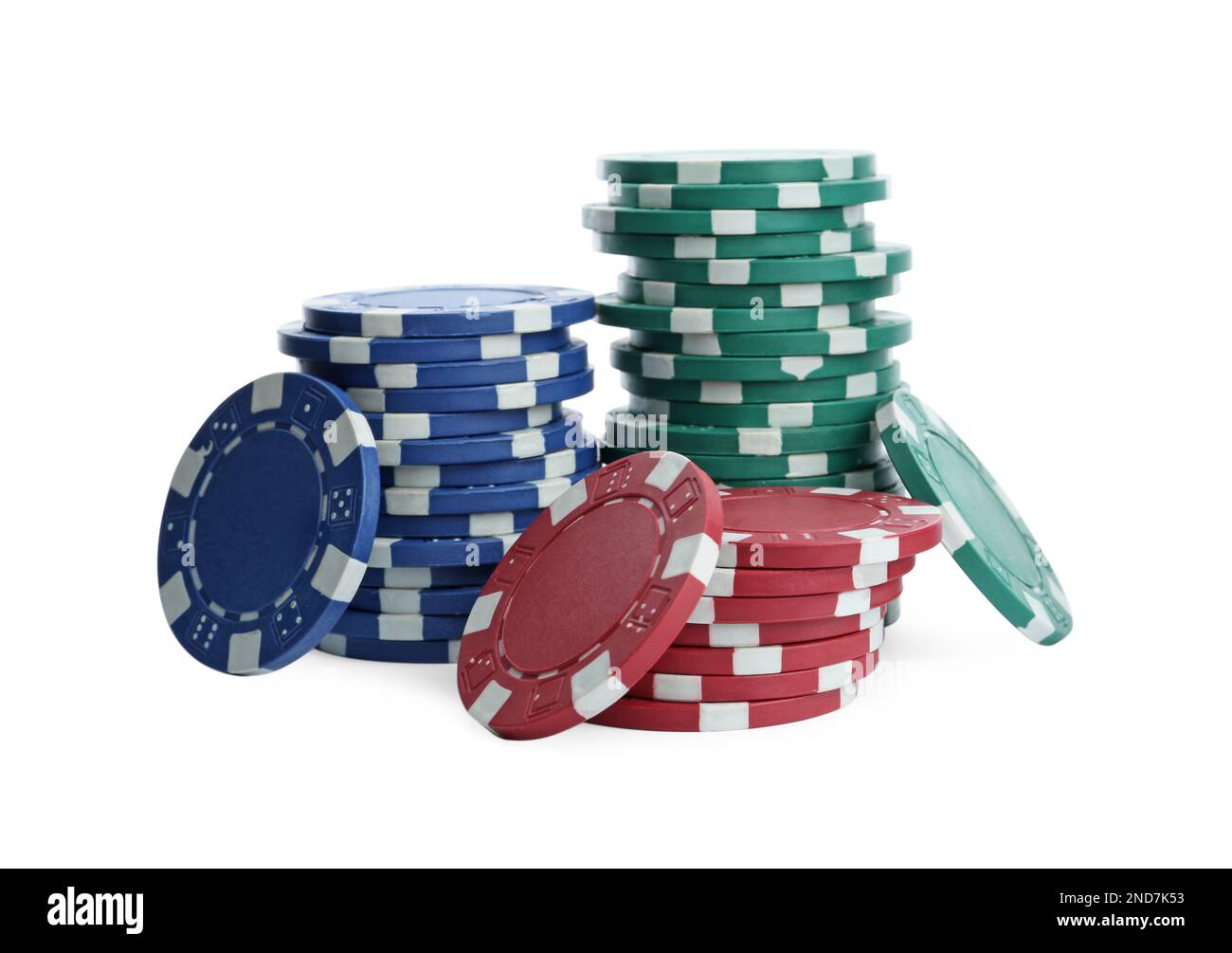 Chip di plastica da casinò impilati su sfondo bianco. Gioco di poker Foto Stock