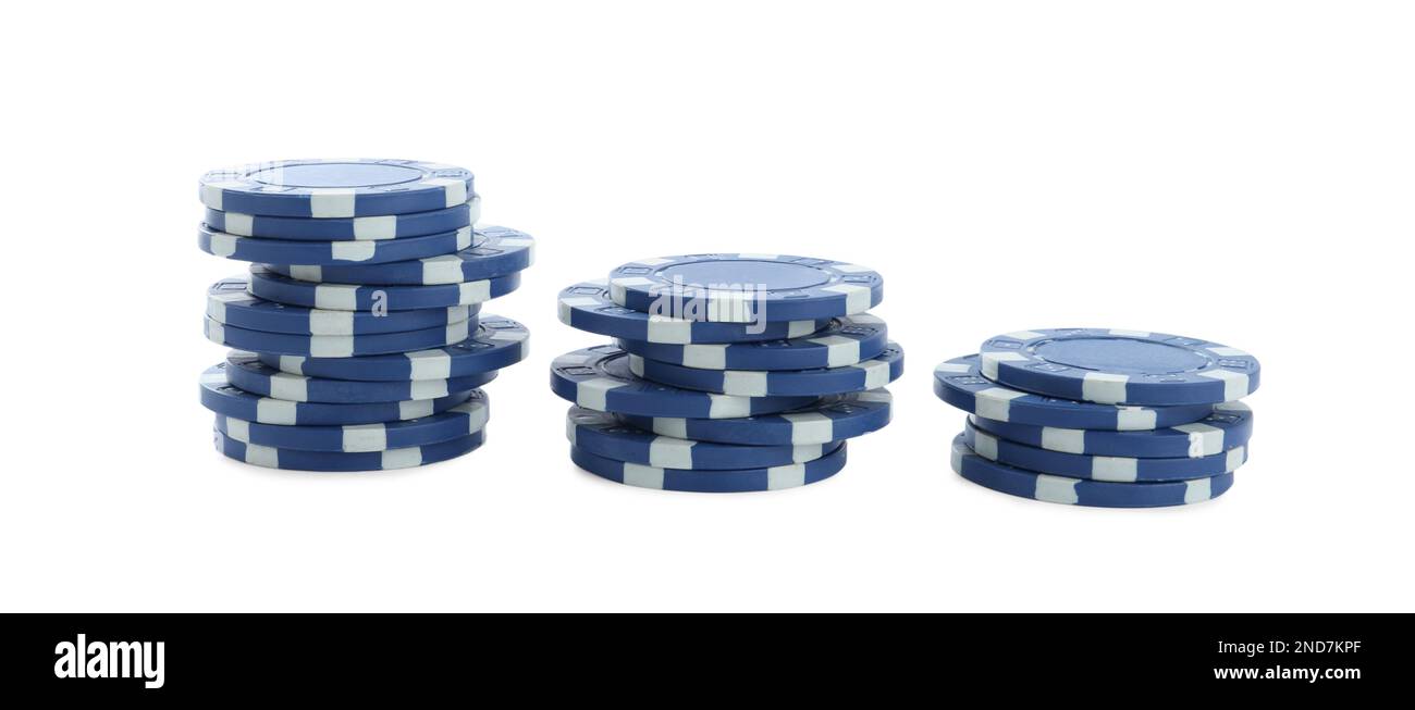 Pile di fiches da casinò su sfondo bianco Foto Stock