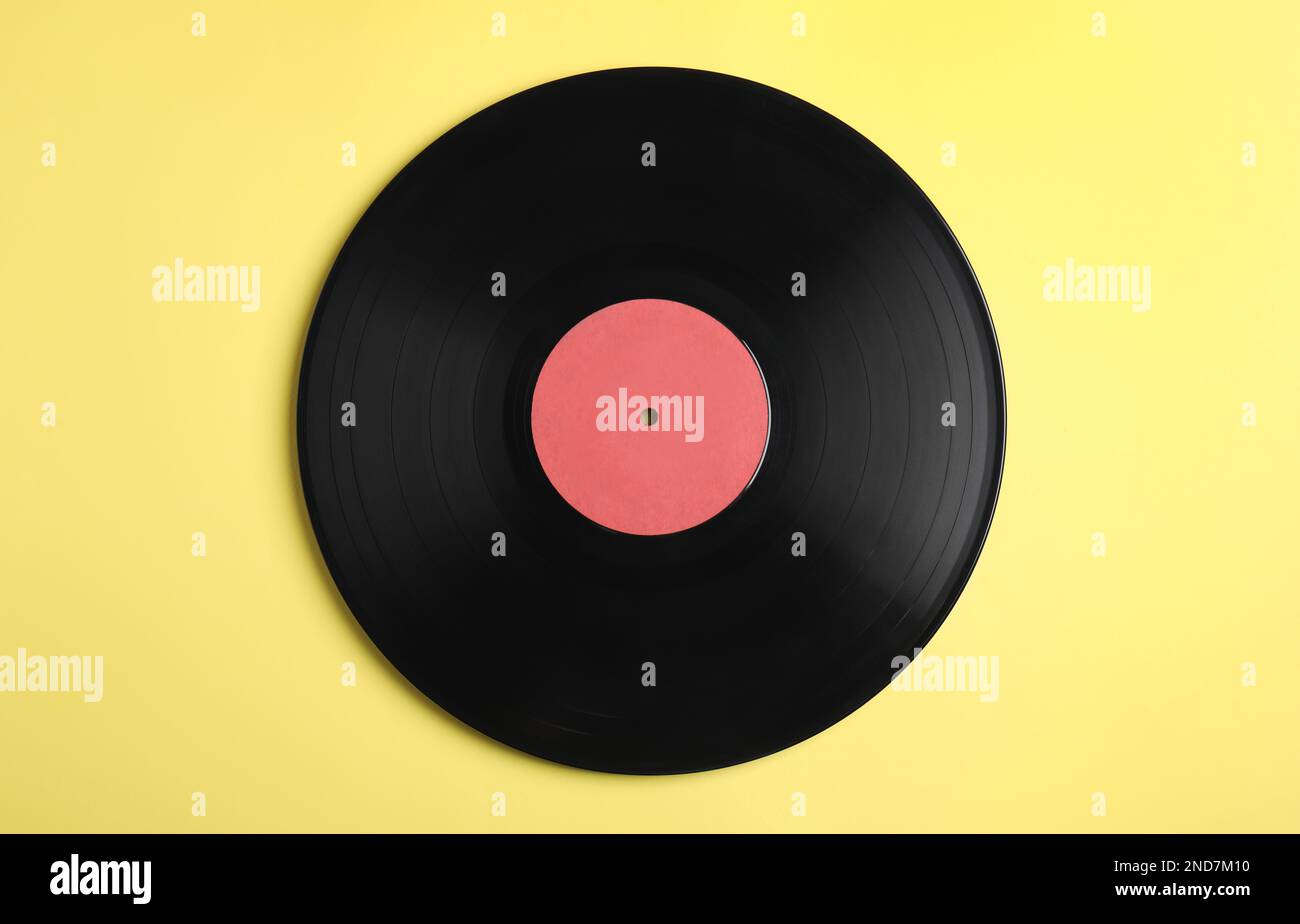 Disco in vinile vintage su sfondo giallo, vista dall'alto Foto Stock