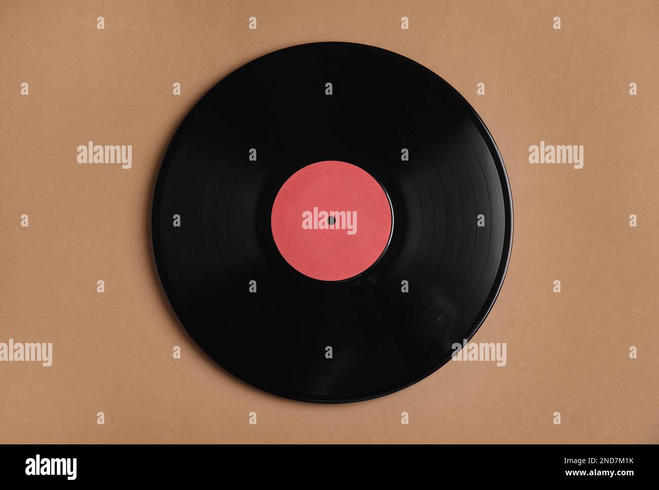 Disco in vinile vintage su sfondo marrone, vista dall'alto Foto Stock