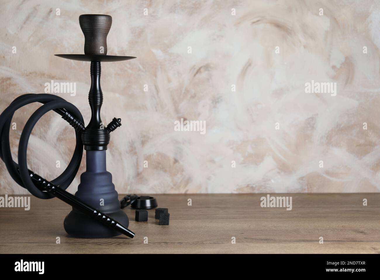 Tradizionale hookah su tavolo di legno. Spazio per il testo Foto Stock