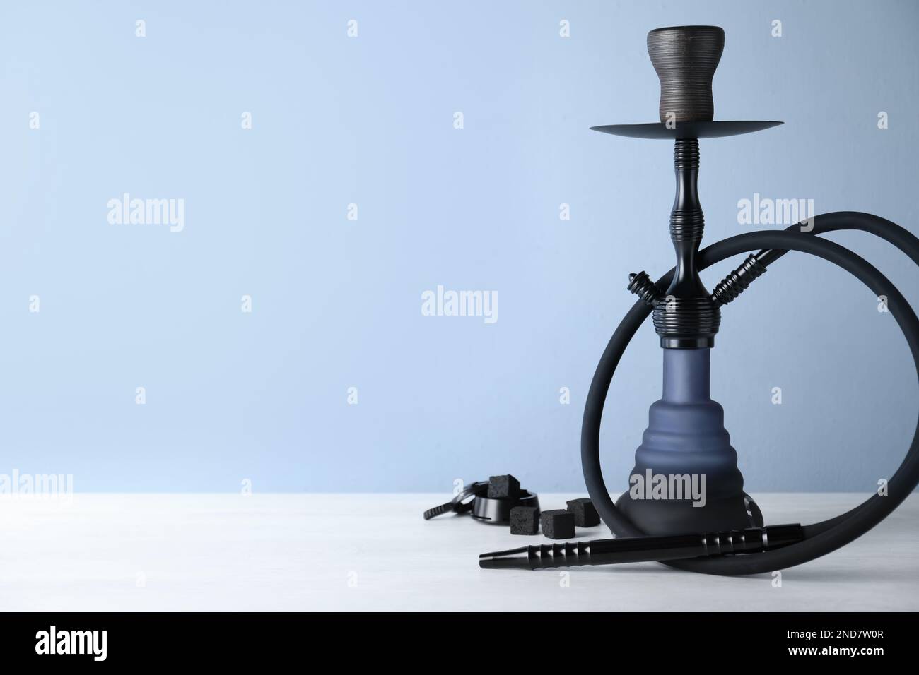 Hookah tradizionale su tavolo bianco. Spazio per il testo Foto Stock