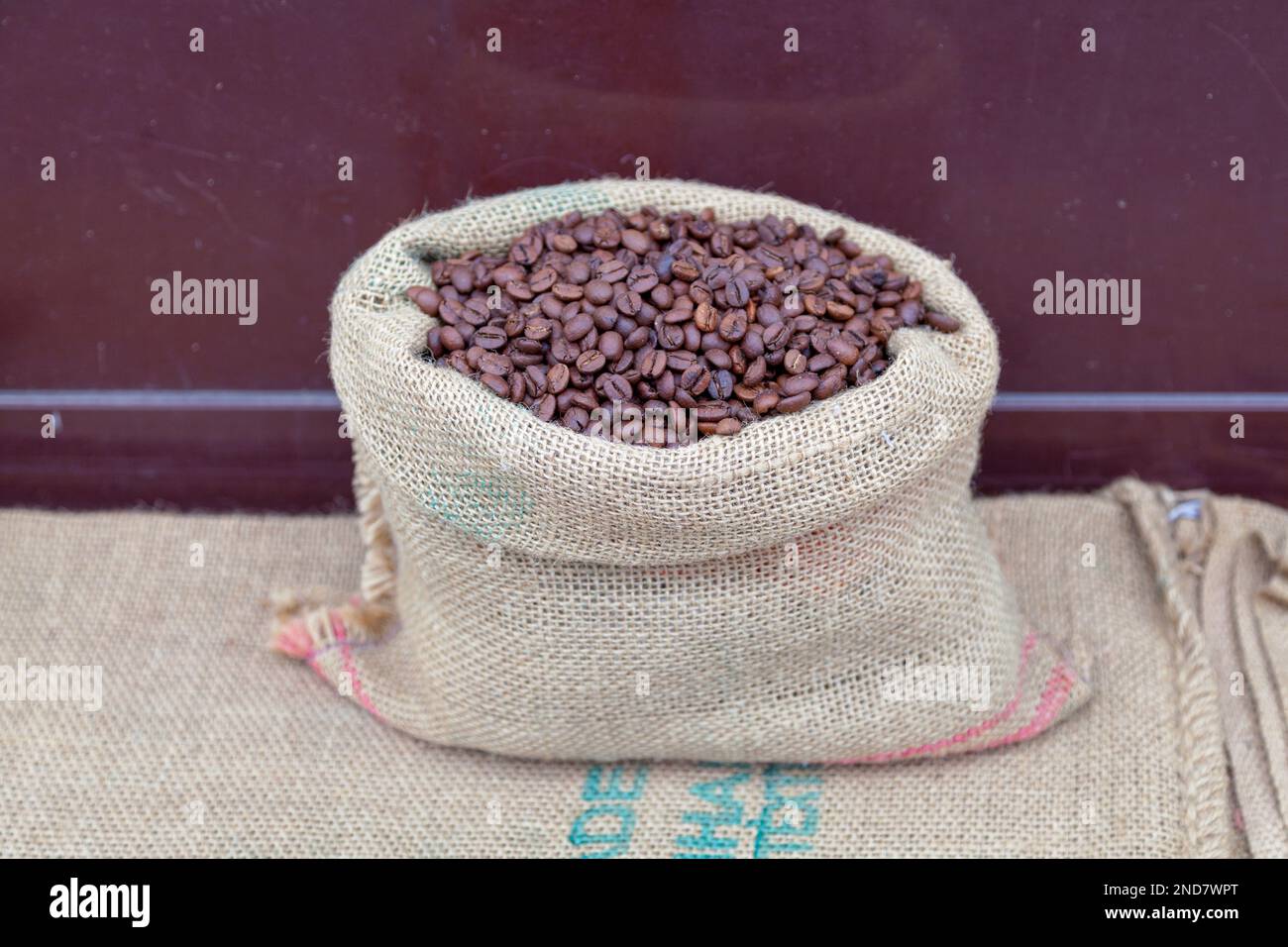 Sacchetto di chicchi di caffè in vendita su una bancarella del mercato. Foto Stock