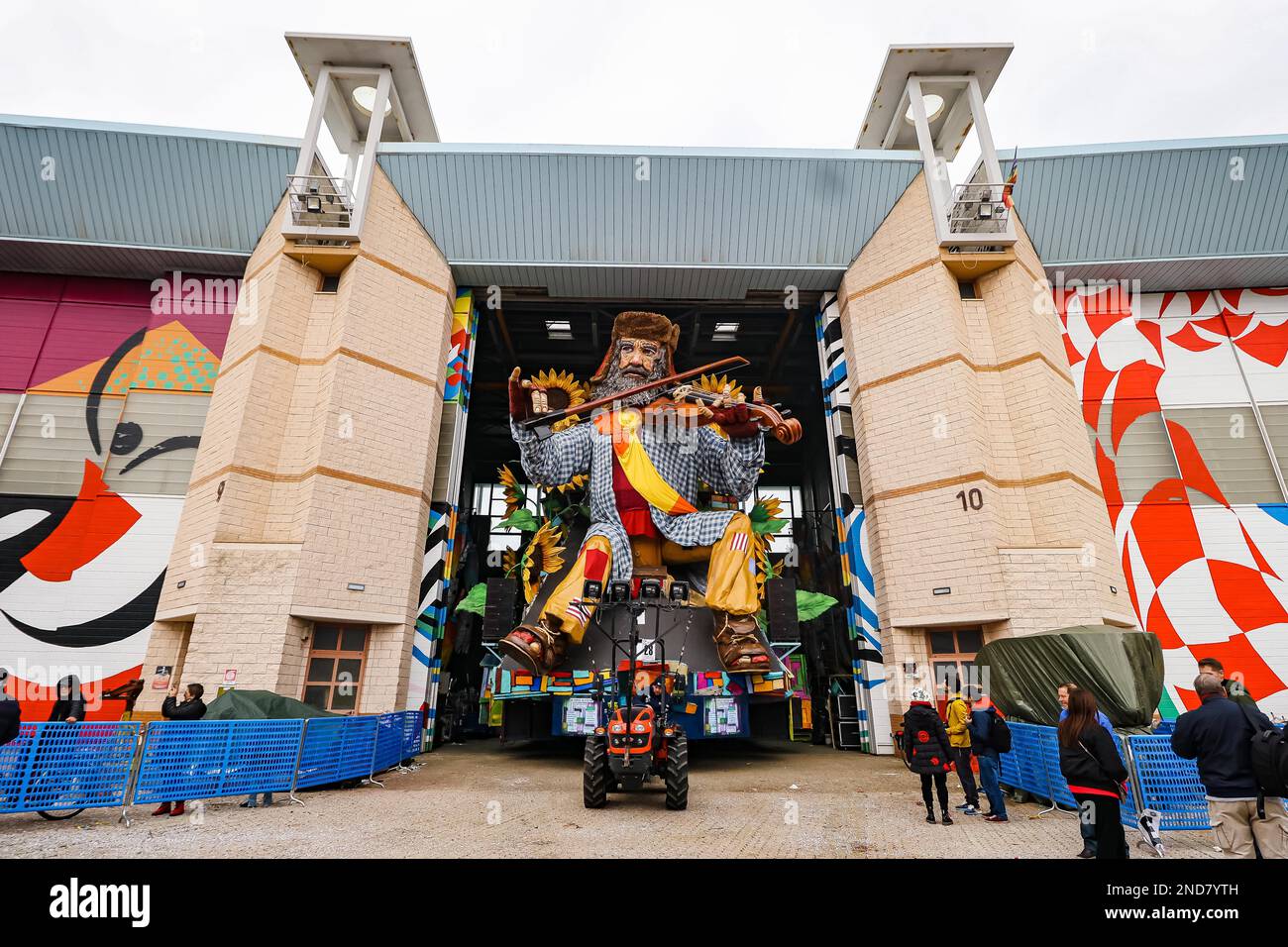 Viareggio, Italia. 04th Feb, 2023. Una visione generale della preparazione dei galleggianti per il primo corso mascherato alla Cittadella del Carnevale il 4 febbraio 2023 a Viareggio (Foto di Alessandro Bremec/NurPhoto) Credit: NurPhoto SRL/Alamy Live News Foto Stock