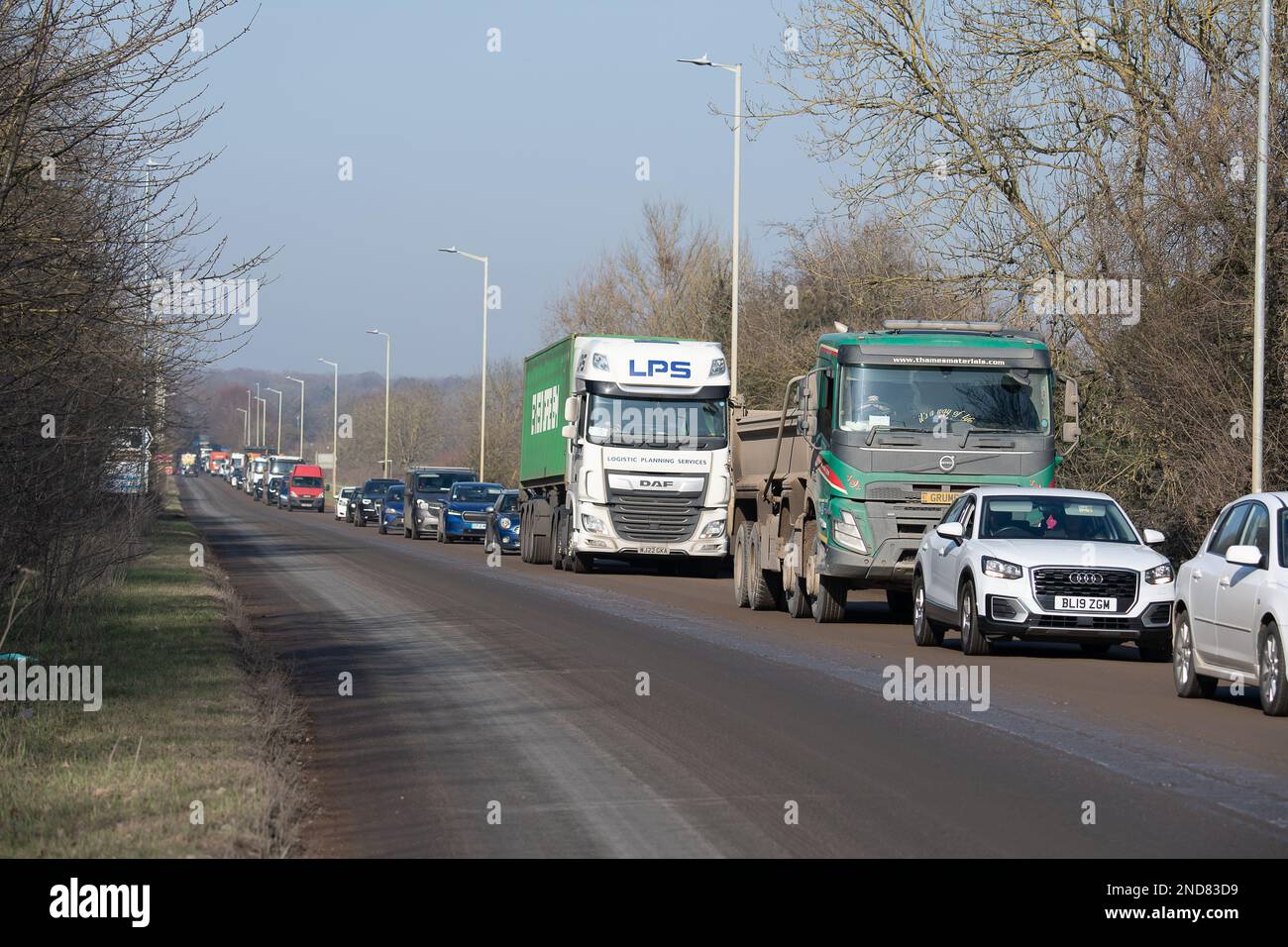 West Hyde, Hertfordshire, Regno Unito. 15th febbraio, 2023. Ci sono state lunghe code oggi sulla A412 London Oribtal Road a Denham e West Hyde a causa di HS2 semafori al di fuori del loro Denham Compound al di fuori della A412. Una macchina della polizia con luci lampeggianti blu è stata ritardata e molti automobilisti hanno deciso di girare e tornare verso Maple Cross come le code erano così lunghe dirigendosi verso Denham. HS2 camion appaltatori che utilizzano il A412 sono stati bloccati anche nel traffico ingorghi. Credit: Maureen McLean/Alamy Live News Foto Stock