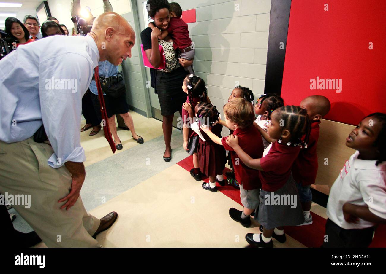 District of Columbia Mayor Adrian Fenty, left, greets pre-kindergarten pupils queued for their lunch at J.O. Wilson Elementary School, during a visit on the first day of the new academic year for D.C. Public Schools, Monday, Aug. 23, 2010 in Washington. (AP Photo/Manuel Balce Ceneta) Foto Stock