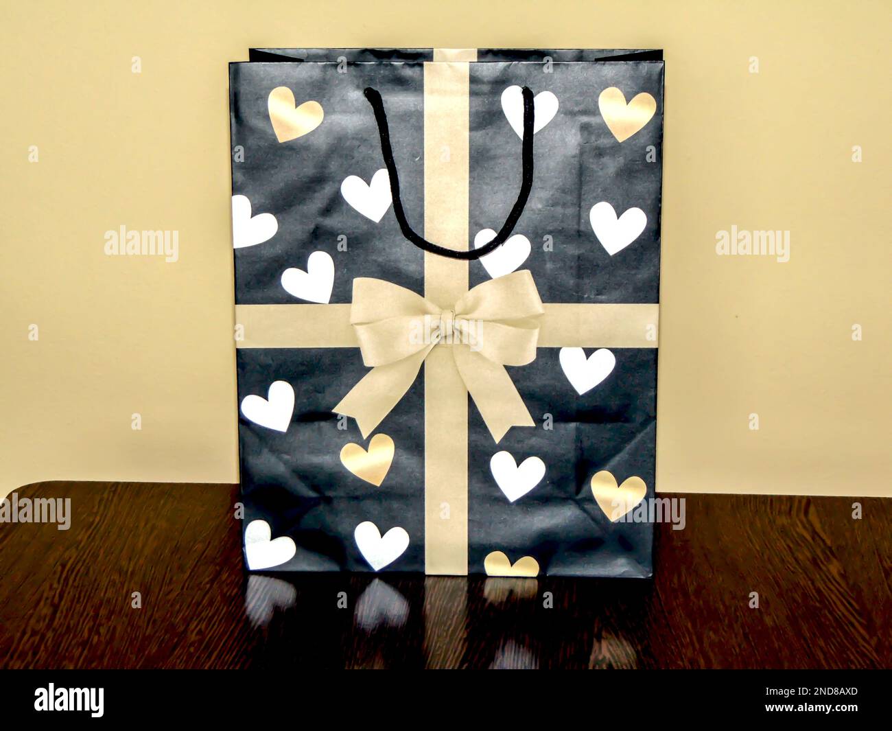 borsa regalo con arco e cuori Foto Stock