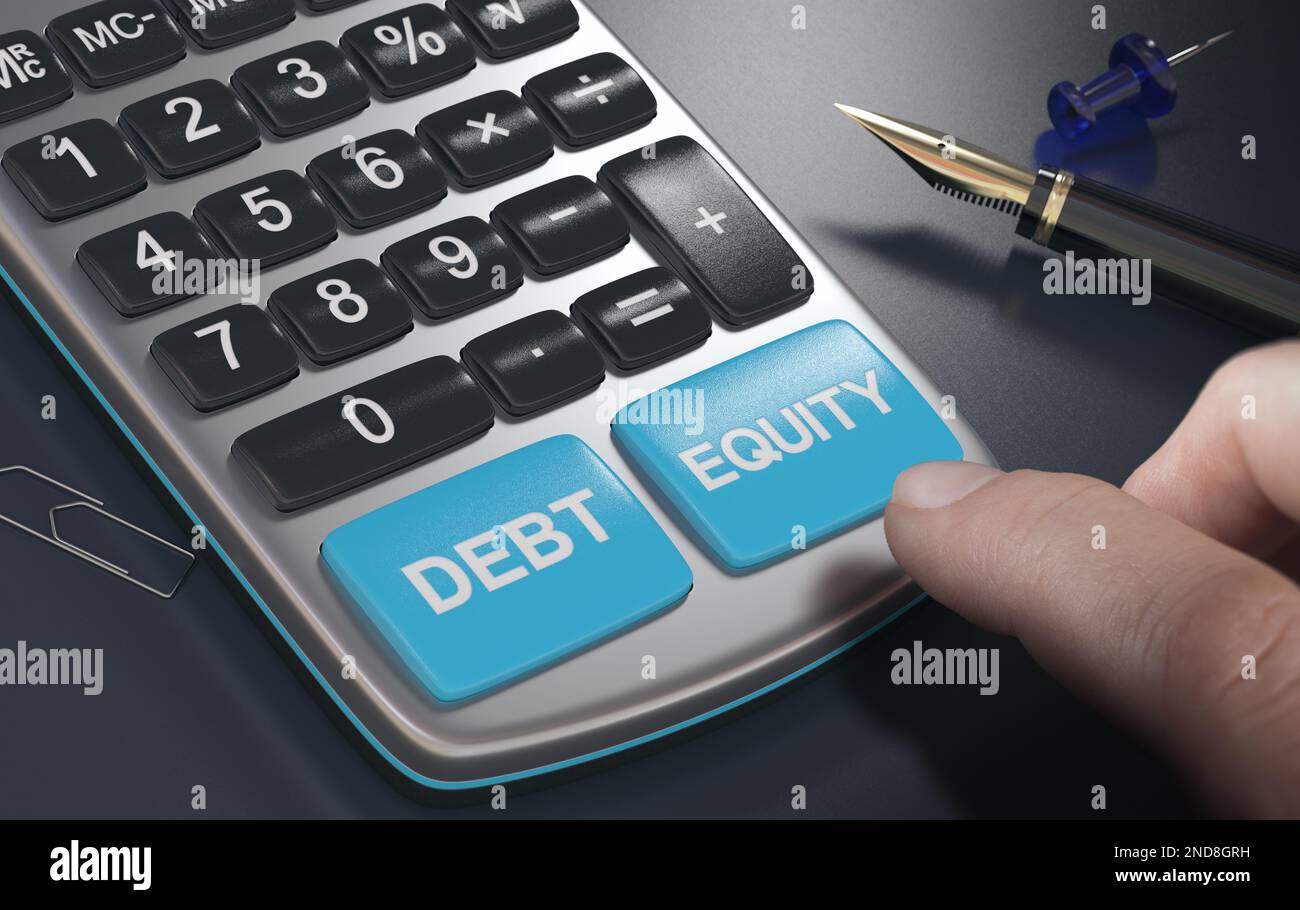 Uomo che utilizza un calcolatore concettuale per il processo decisionale finanziario. Opzioni di finanziamento, concetto di debito o di equità. Foto Stock