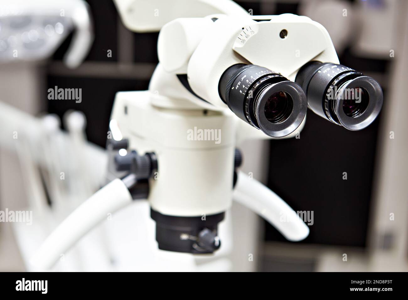 Microscopio e medico per chirurgia dentale Foto Stock