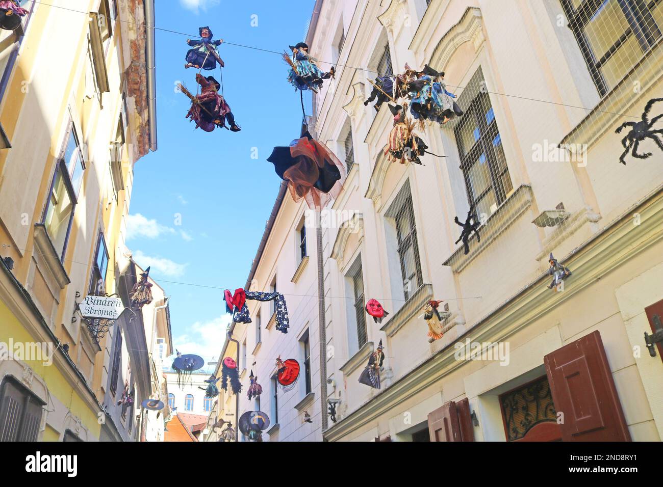 Bratislava, Slovacchia - 03 settembre 2019: Strada in città decorata in stile Halloween Foto Stock