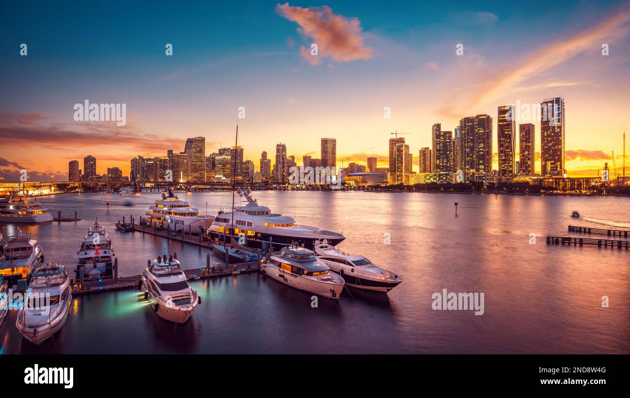 lo skyline di miami con un porticciolo durante il tramonto Foto Stock