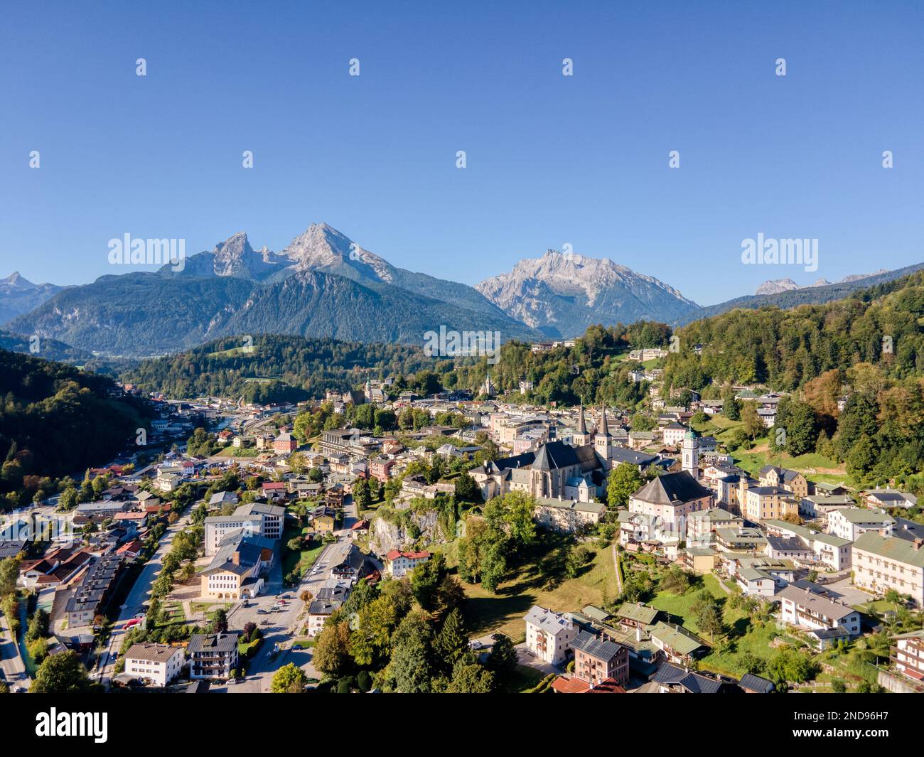 Berchtesgaden, una città tedesca tra le alpi di più di 900 anni. Vista sul monte Watchmann, sul castello di Berchtesgaden e sulla chiesa parrocchiale Foto Stock