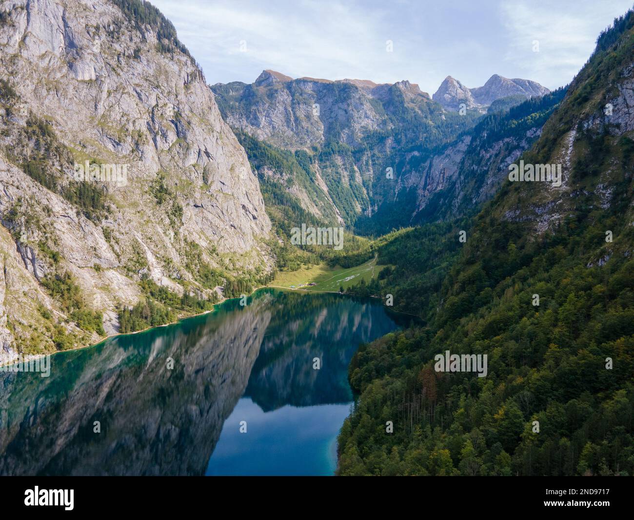 Vista dell'Obersee, Berchtesgaden, Germania, dalle montagne. Questo lago era originariamente collegato al Königssee, ora si trovano a 1 km di distanza. Foto Stock