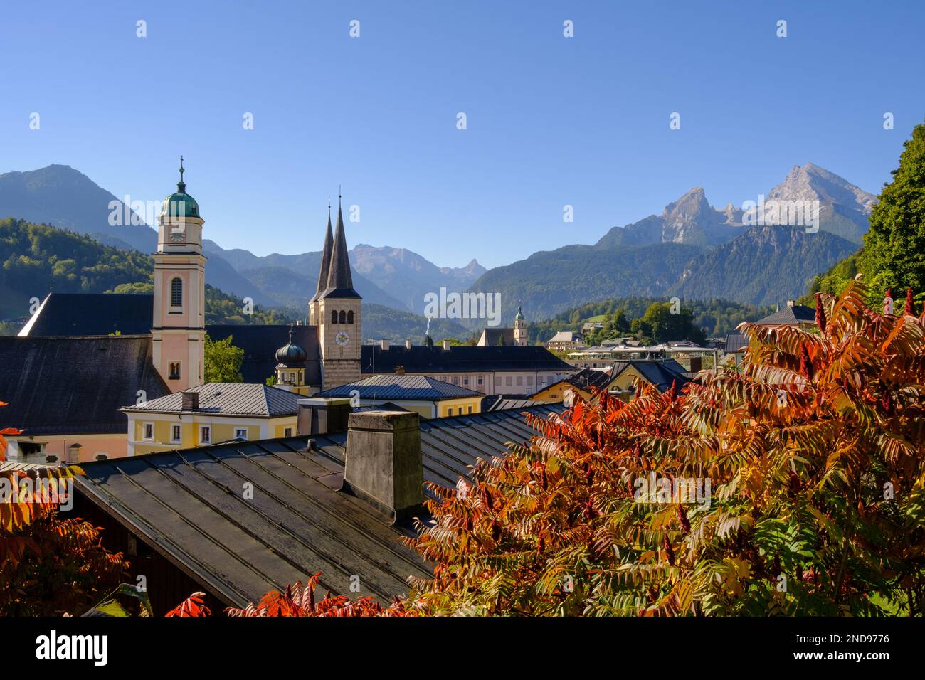 Berchtesgaden, una città tedesca tra le alpi di più di 900 anni. Vista sul monte Watchmann, sul castello di Berchtesgaden e sulla chiesa parrocchiale Foto Stock