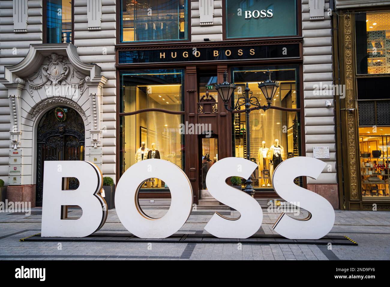 Hugo Boss ingresso al negozio di moda di lusso con cartello Boss a Fashion Street a Budapest. Budapest, Ungheria - 3 febbraio 2023. Foto Stock